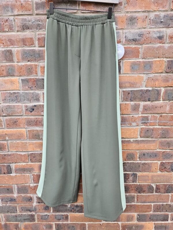 Side Stripe Crepe wide leg pant with elastic waist and pockets